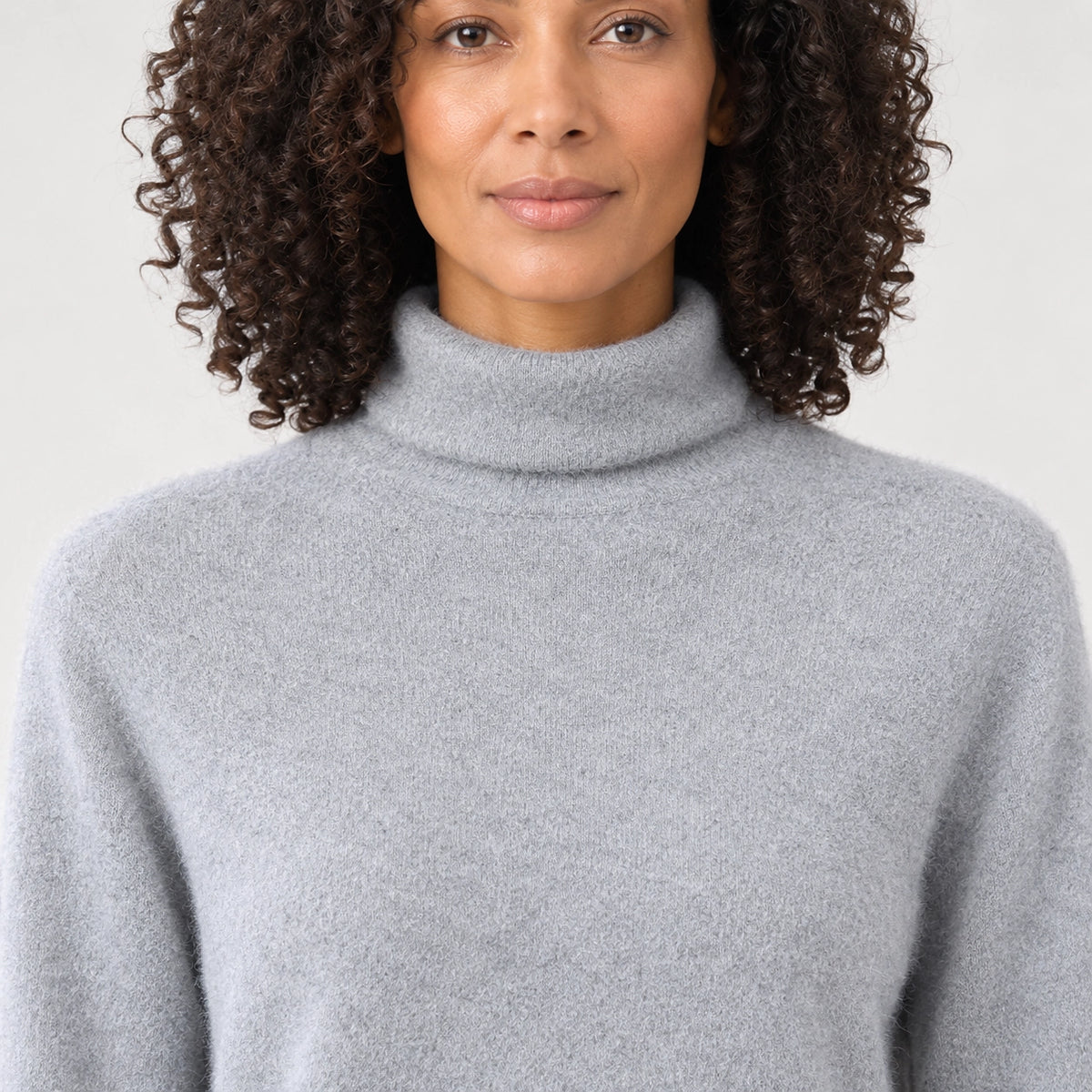 Halomi Cashmere Turtleneck Sweater — Light Gray (apparel detail)
