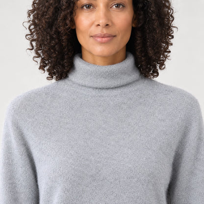 Halomi Cashmere Turtleneck Sweater — Light Gray (apparel detail)